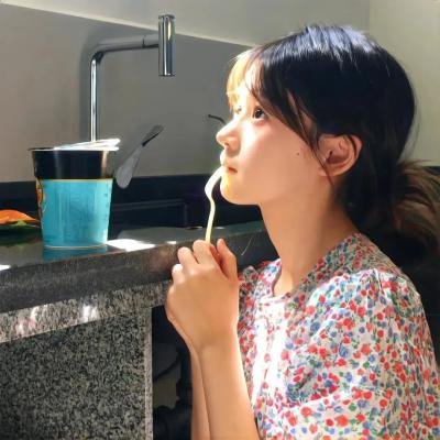 企业家之子恋爱脑怒怼网友，一个月内幕曝光，评论区两极分化
